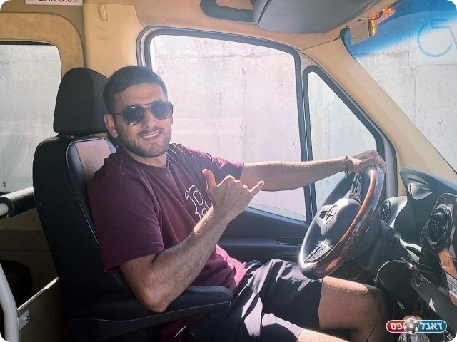 ת'אאר עמאשה מאחורי ההגה 